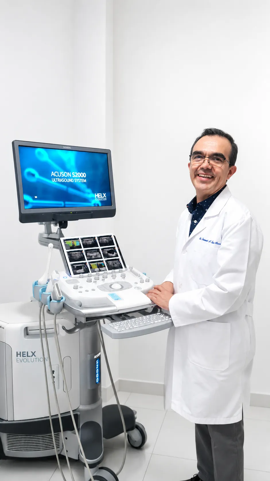 Dr. Fernando Cadena realizando ultrasonido