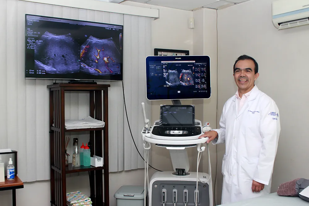 Doctor en consultorio