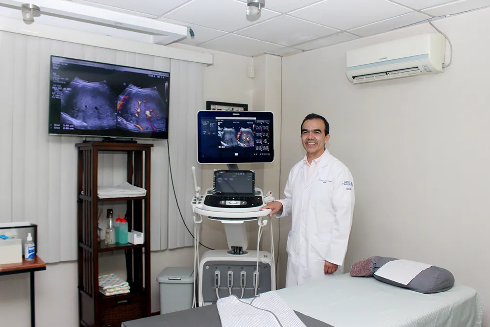 Doctor en consultorio