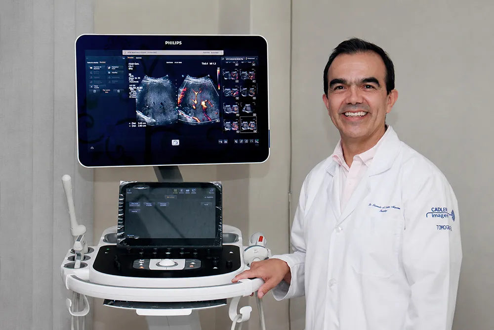 Doctor en consultorio