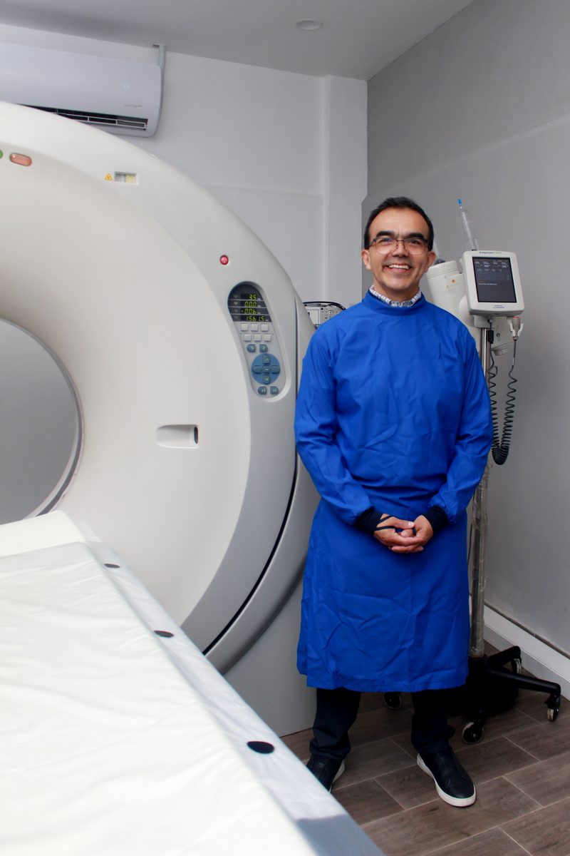 Dr. Fernando junto al tomógrafo