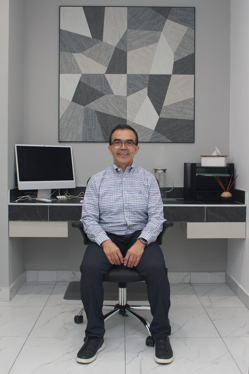 Dr. Fernando Arturo Cadena Mancera en su consultorio